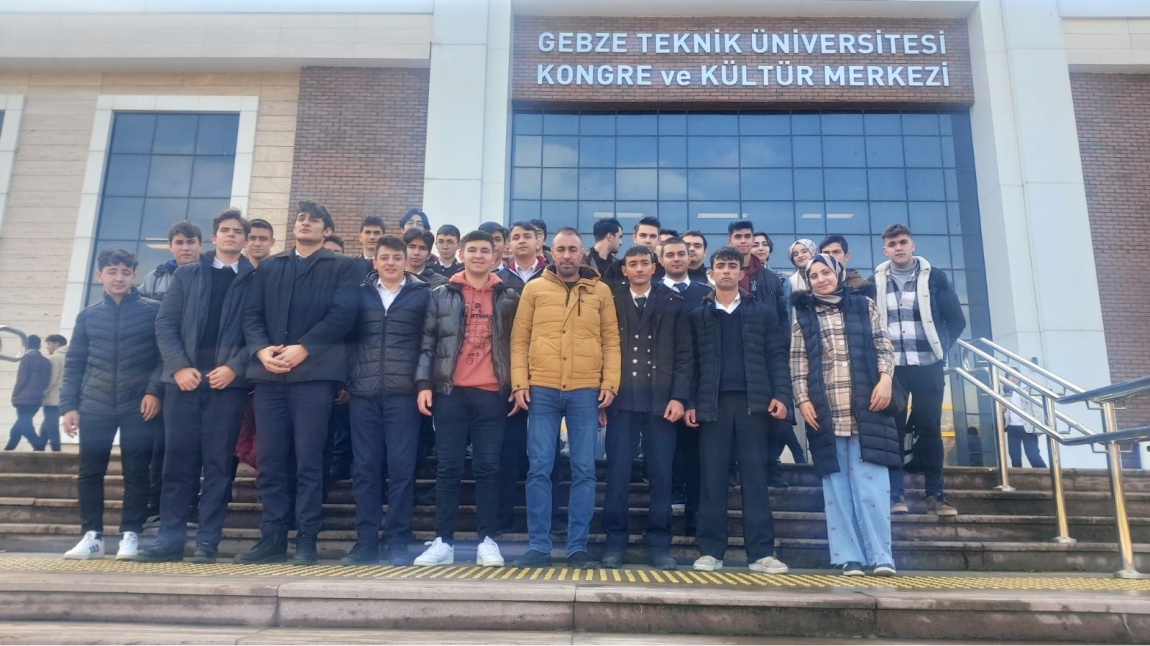 Hereke Nuh Çimento Mesleki ve Teknik  Anadolu Lisesi 11. sınıf öğrencilerine mesleki tanıtım çalışmaları kapsamında 01 Aralık 2022 Perşembe günü Gebze Teknik Üniversitesi kampüsüne gezi düzenlendi.